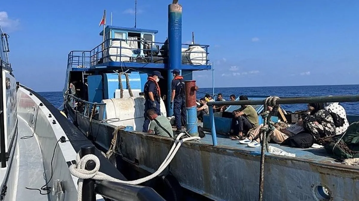Balıkçı teknesinde 120 düzensiz göçmen yakalandı