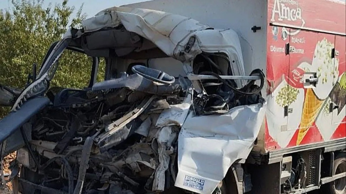 Kamyonet, TIR’a çarptı: baba öldü, oğlu ağır yaralı!