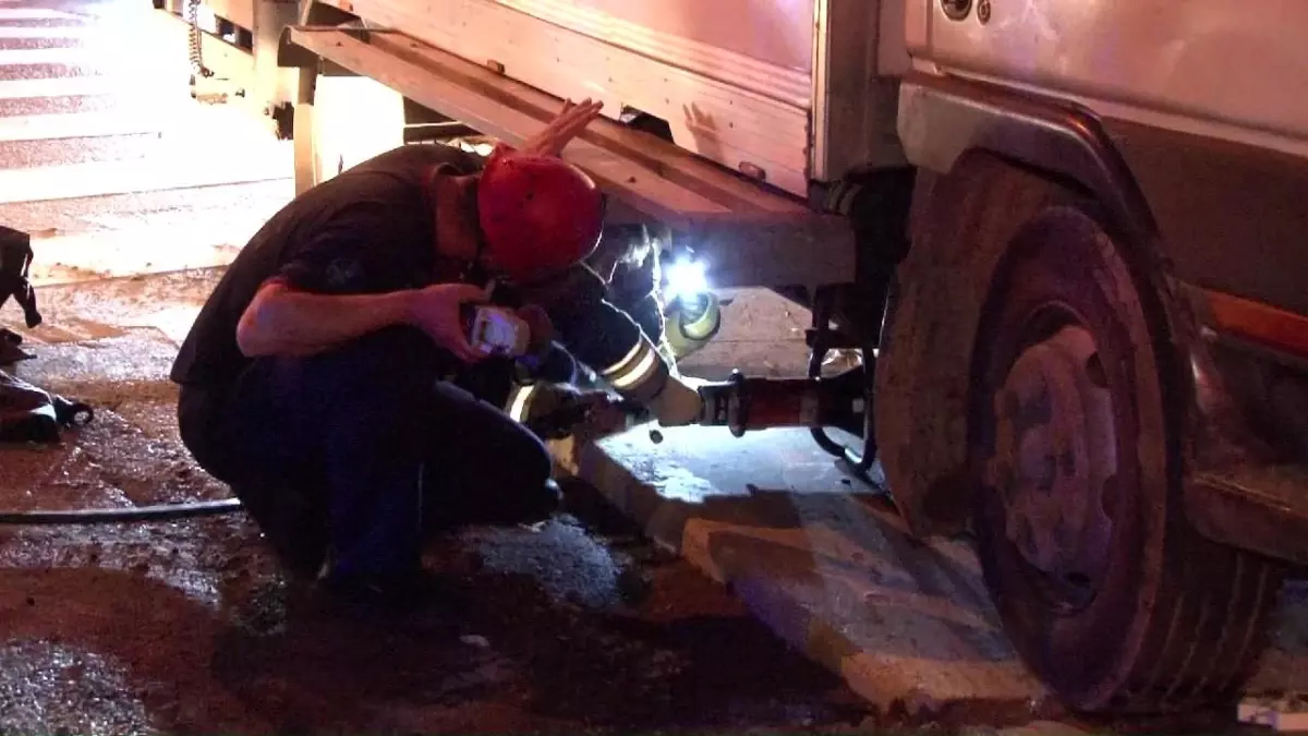 Ataşehir’de Kamyonet MOBESE Direğine Çarptı, Kimse Yaralanmadı