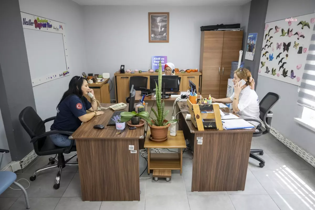 Mersin Büyükşehir Belediyesi Yaşlı Destek Birimi, 65 yaş ve üstü vatandaşları arayarak ihtiyaçlarını soruyor