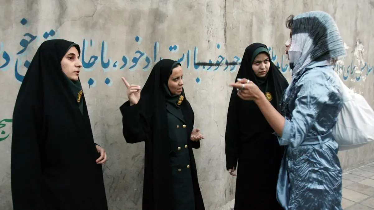 İran’da başörtüsü takmayan kadınlar kurtulma kliniğine gönderilecek