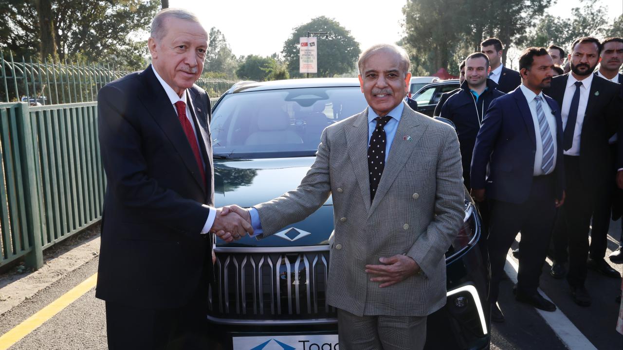 Cumhurbaşkanı Erdoğan Pakistan Başbakanı’na  Togg hediye etti