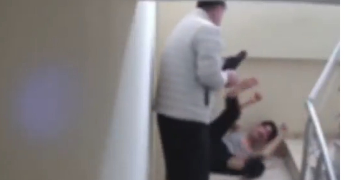 Güvenlik kamerasına yansıdı! Engelli çocuğa anne ve babasından şiddet!